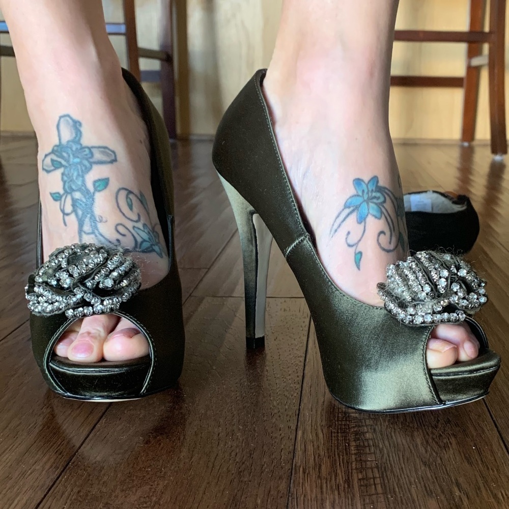 Steve Madden Luxe - Crown Satin Pumps in Green